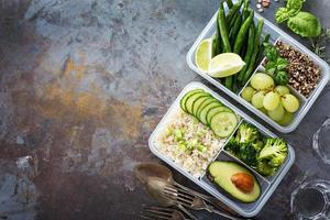 recipientes de preparação de refeição verde vegana com arroz e legumes