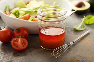 molho de salada de tomate e azeite foto