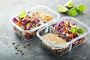 recipientes de preparação de refeições saudáveis com quinoa e frango