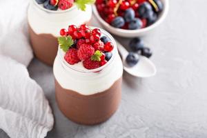 pudim de chocolate com creme e frutas frescas foto