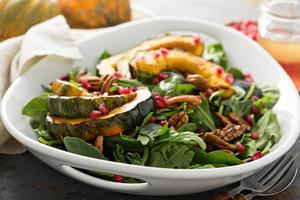 salada de outono com verduras e abóbora foto