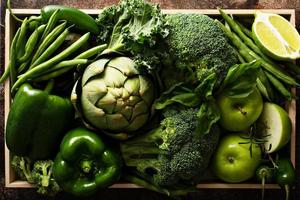 variedade de vegetais verdes e frutas foto