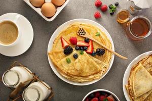 crepes finos com frutas e mel foto