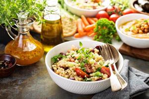 salada de cuscuz pérola com legumes frescos foto