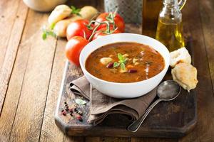 Sopa de tomate com feijão e macarrão foto