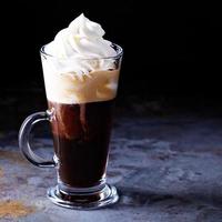 café vienense quente com chantilly foto