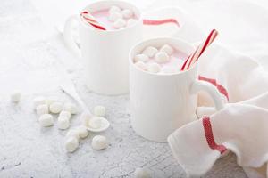 chocolate quente de menta com bastões de doces foto