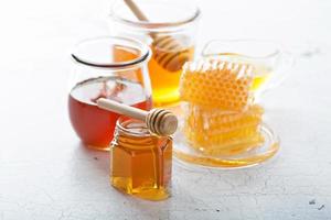 vários tipos de mel e favo de mel foto