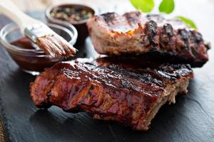 costelinha de porco grelhada com molho barbecue foto