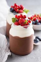 pudim de chocolate com creme e frutas frescas foto