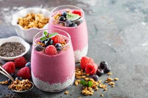 parfait de pudim de chia com smoothie de frutas vermelhas foto