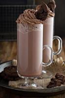 milk-shake de biscoito de chocolate em canecas altas foto