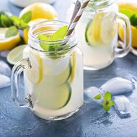 limonada cítrica fresca em frascos de pedreiro foto
