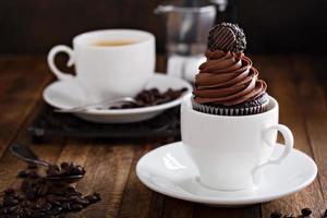 cupcakes de chocolate gourmet com um doce no topo foto