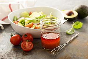 salada saudável fresca com alface e abacate foto