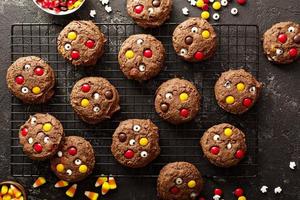 biscoitos de chocolate com doces foto