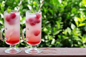 limonada de framboesa rosa em copos altos foto