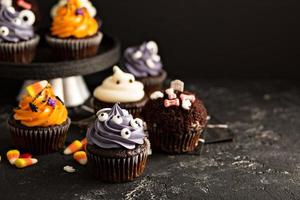 cupcakes de halloween com decorações foto