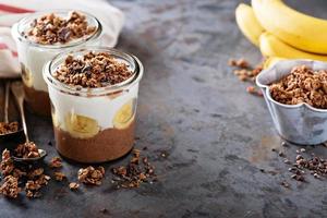 parfait de pudim de chia de chocolate com banana foto