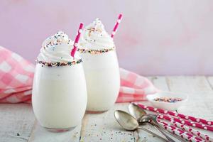 Milk-shake de baunilha com chantilly e confeitos foto