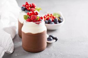 pudim de chocolate com creme e frutas frescas foto