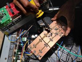 mecânico de eletrônica montando o amplificador foto
