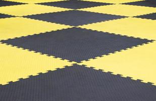 piso de academia de cor preta e amarela foto