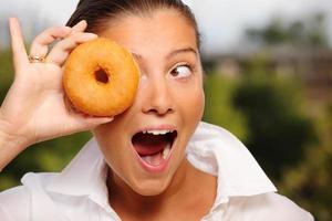 jovem esposa e um donut foto