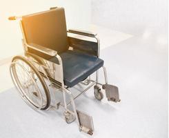 transporte de cadeira de rodas para pessoas com deficiência de perna a recuperação para cuidados de saúde, o objeto para o conceito de cuidados de saúde foto