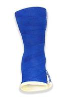 um molde de perna de gesso azul foto