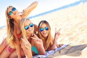 grupo de mulheres se divertindo na praia foto