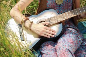 menina tocando violão foto