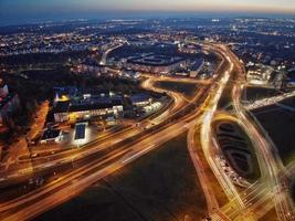 imagem noturna de vista superior de gdansk polônia foto