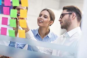 grupo de empresários discutindo suas ideias foto