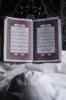 menina lendo o Alcorão. conceito islâmico foto