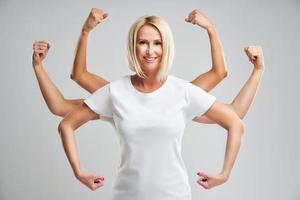 bela jovem mostrando sua musculatura e olhando para a câmera foto