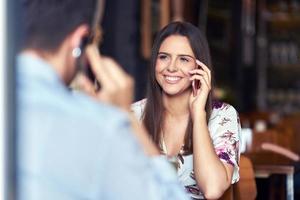 casal romântico namorando em restaurante foto