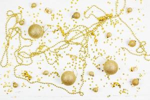 padrão de bolas de brinquedo dourado decorativo de natal foto