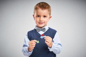 retrato de um menino de 4 anos posando sobre branco com setas foto