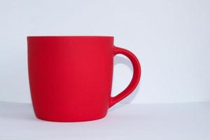 caneca vermelha em branco isolada no fundo branco, xícara de chá ou café mat, maquete com caneca de cerâmica para bebidas quentes, modelo de marca de impressão de presente vazio, caneca para design, colocação para logotipo foto