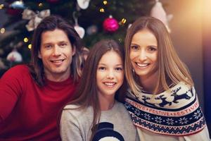 linda família comemorando o natal em casa foto