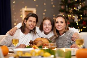 linda família comendo o jantar de natal em casa foto