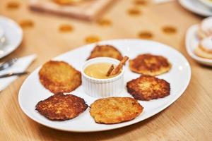 jantar de hanukkah. concentre-se em latkes foto