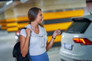 estudante saindo do carro no estacionamento subterrâneo foto