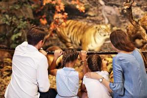 família alegre no museu da natureza foto