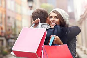 casal feliz fazendo compras na cidade foto