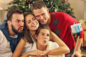 grupo de amigos tirando selfie durante o natal foto