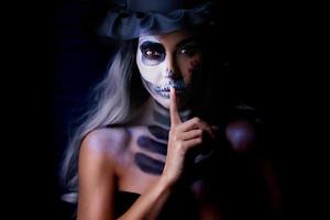 retrato assustador de mulher em maquiagem gótica de halloween foto