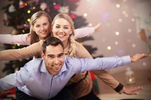 família feliz se divertindo durante o natal foto