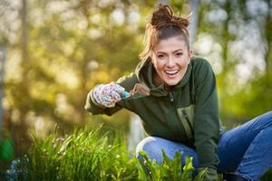 foto de mulher trabalhando com ferramentas no jardim